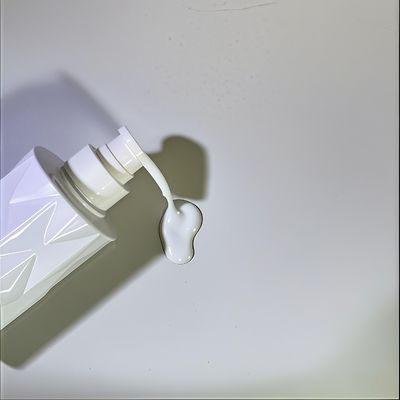 زجاجة مستحضرات تجميل PET ذات شكل زجاجي مع مضخة ضغط وشعار مخصص 5000 قطعة موك 15-35 يومًا تسليم