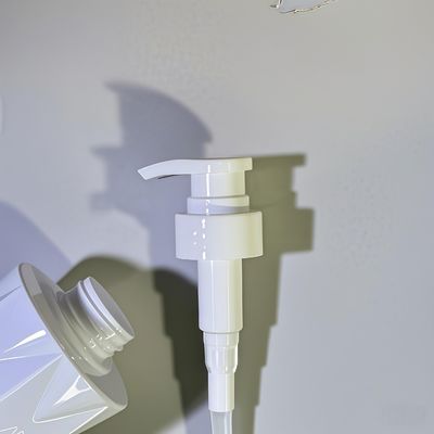 زجاجة مستحضرات تجميل PET ذات شكل زجاجي مع مضخة ضغط وشعار مخصص 5000 قطعة موك 15-35 يومًا تسليم