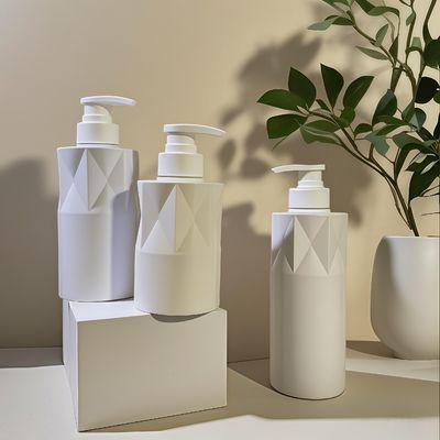 زجاجة مستحضرات تجميل PET ذات شكل زجاجي مع مضخة ضغط وشعار مخصص 5000 قطعة موك 15-35 يومًا تسليم