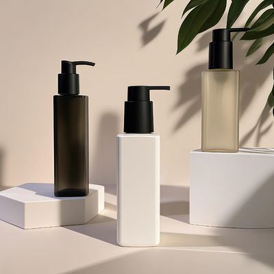 زجاجة بلاستيكية مربعة الشكل من البولي إيثيلين تيرفثالات مع ختم مضخة ضغط لتعبئة مستحضرات التجميل والعناية الشخصية بألوان مخصصة