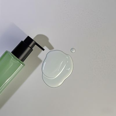 زجاجة بلاستيكية مربعة الشكل من البولي إيثيلين تيرفثالات مع ختم مضخة ضغط لتعبئة مستحضرات التجميل والعناية الشخصية بألوان مخصصة