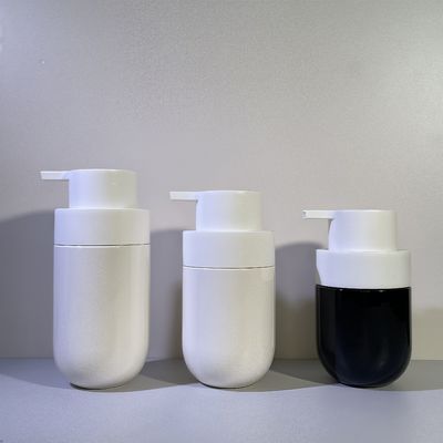 زجاجة مكياجية من نوع بي تي بي ذات شكل مستدير سمين مع مضخة الصحافة وطباعة الشاشة الحريرية المخصصة للألوان لتغليف التجميل