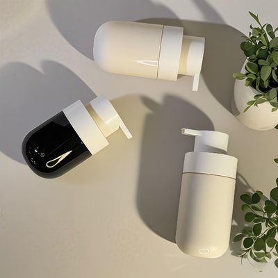 زجاجة مكياجية من نوع بي تي بي ذات شكل مستدير سمين مع مضخة الصحافة وطباعة الشاشة الحريرية المخصصة للألوان لتغليف التجميل