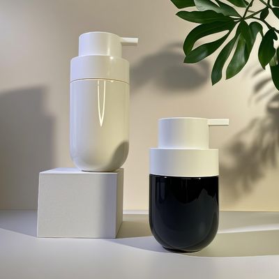 زجاجة مكياجية من نوع بي تي بي ذات شكل مستدير سمين مع مضخة الصحافة وطباعة الشاشة الحريرية المخصصة للألوان لتغليف التجميل