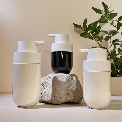 زجاجة مكياجية من نوع بي تي بي ذات شكل مستدير سمين مع مضخة الصحافة وطباعة الشاشة الحريرية المخصصة للألوان لتغليف التجميل