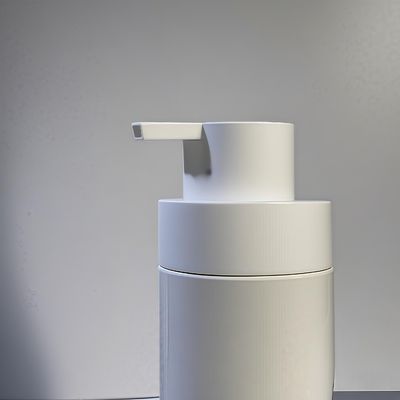 زجاجة مكياجية من نوع بي تي بي ذات شكل مستدير سمين مع مضخة الصحافة وطباعة الشاشة الحريرية المخصصة للألوان لتغليف التجميل