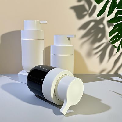 زجاجة مكياجية من نوع بي تي بي ذات شكل مستدير سمين مع مضخة الصحافة وطباعة الشاشة الحريرية المخصصة للألوان لتغليف التجميل